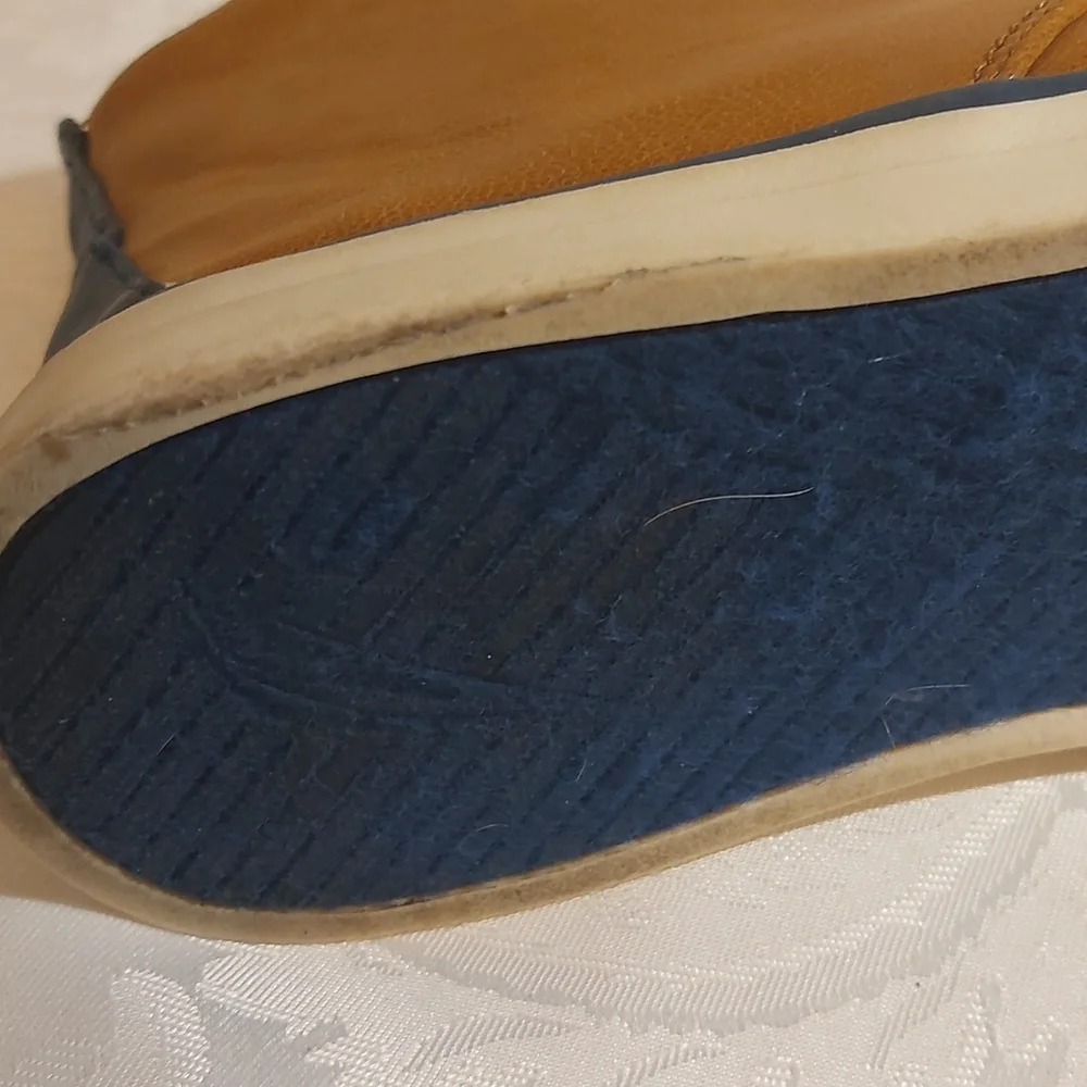 NAUTICA. Men's brown casual shoes. Leather. Size 5. Pre-owned good condition.